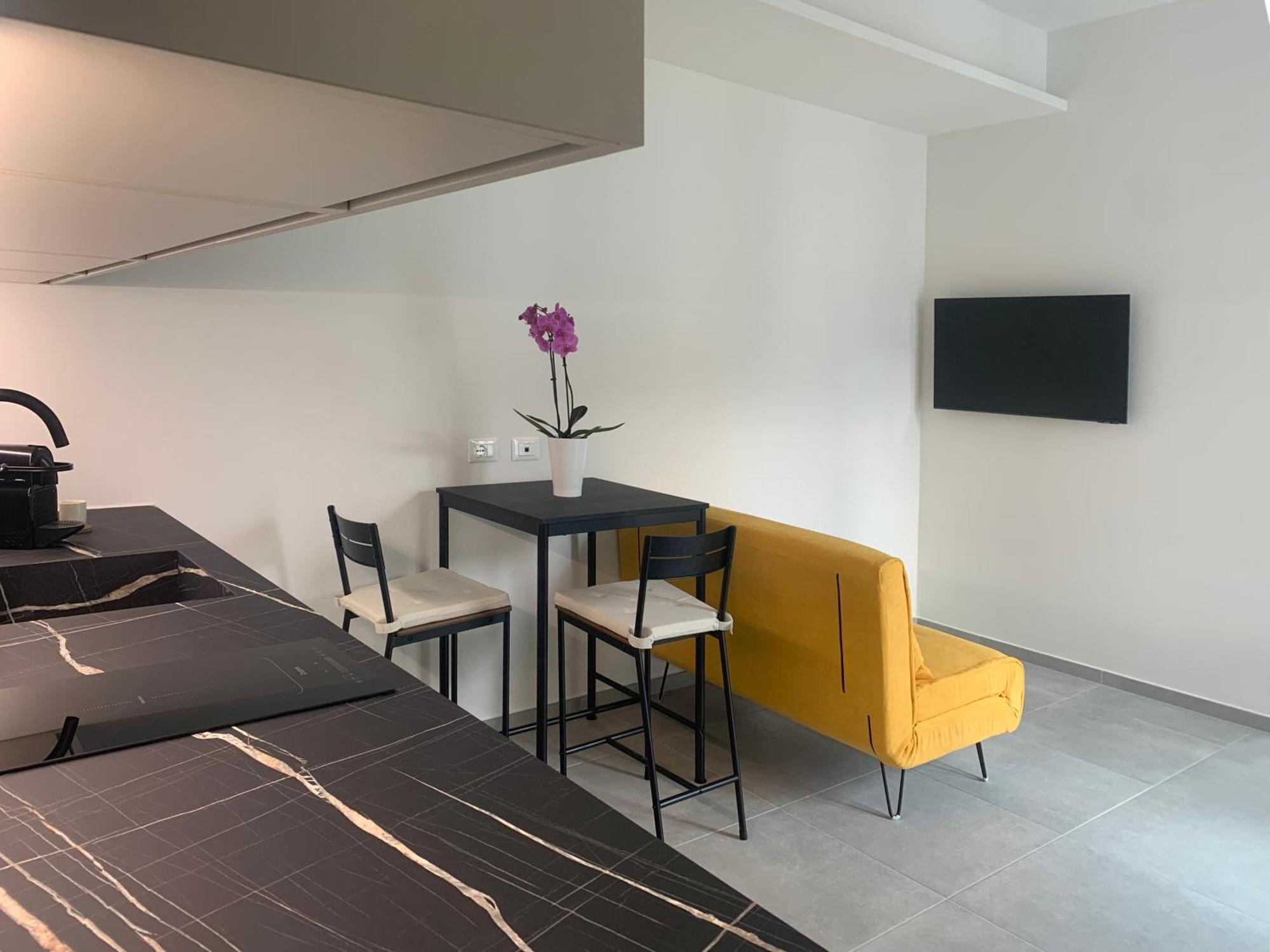 Green Home - Bellagio Apt โกโม ภายนอก รูปภาพ