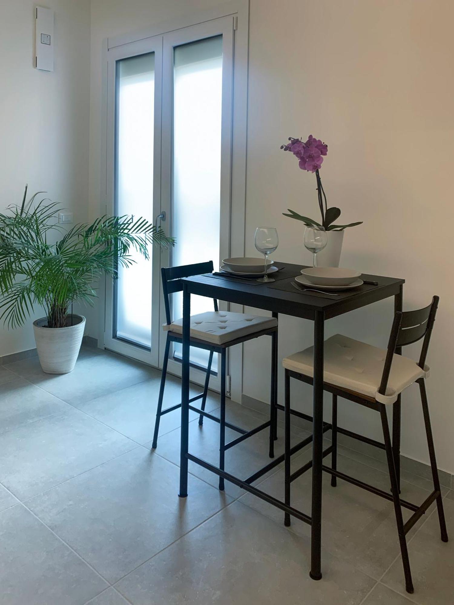 Green Home - Bellagio Apt โกโม ภายนอก รูปภาพ