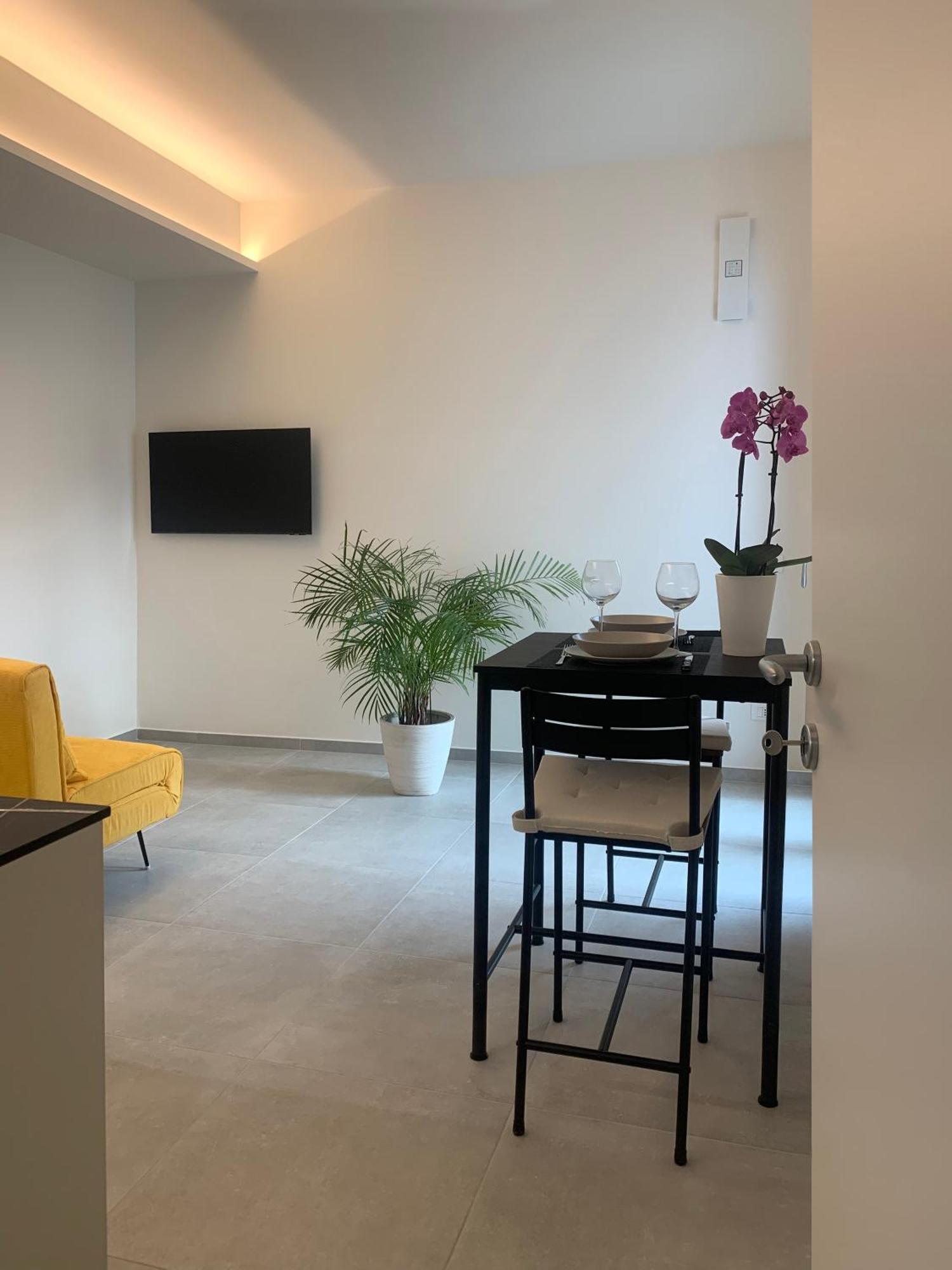 Green Home - Bellagio Apt โกโม ภายนอก รูปภาพ