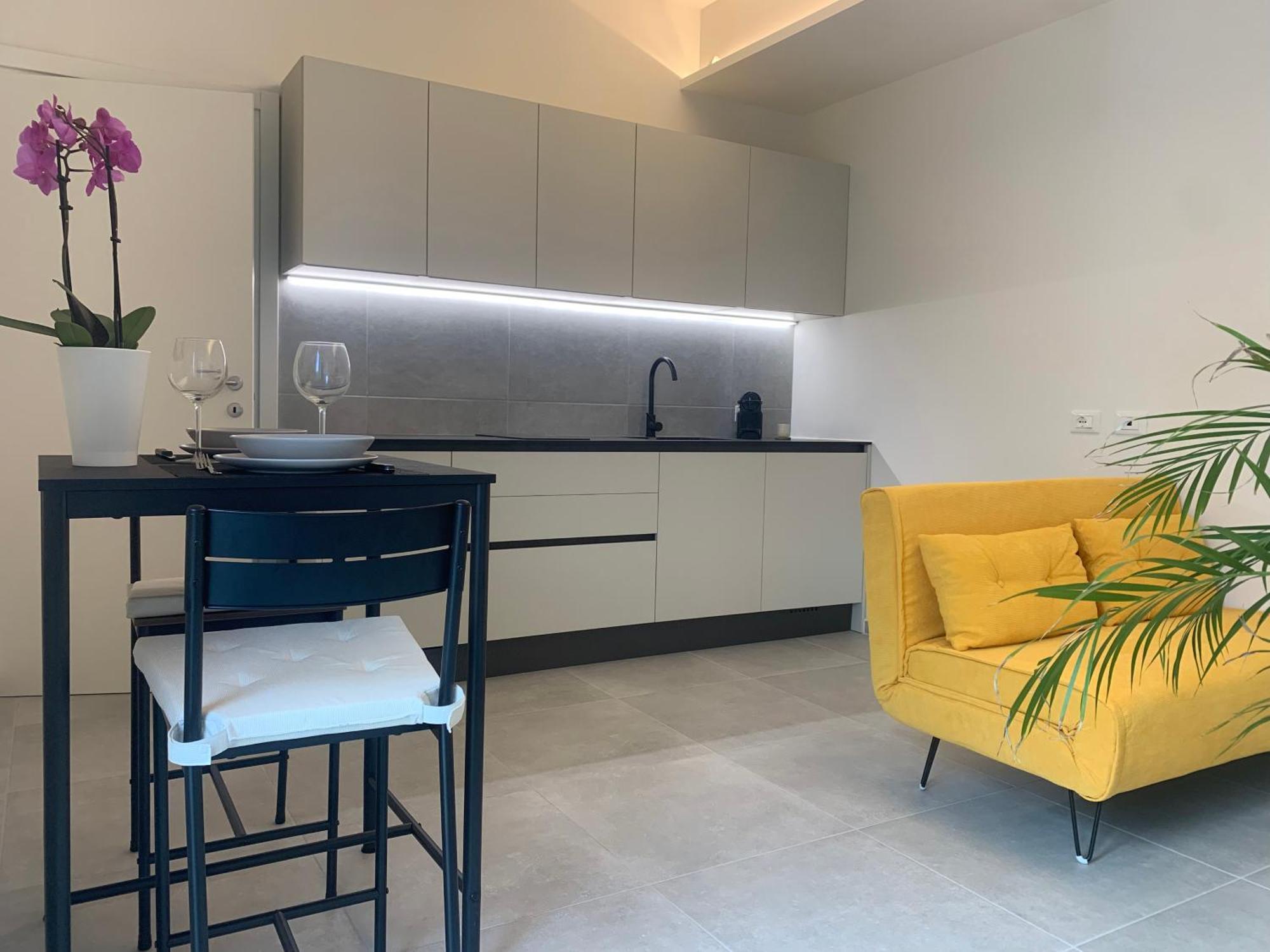Green Home - Bellagio Apt โกโม ภายนอก รูปภาพ