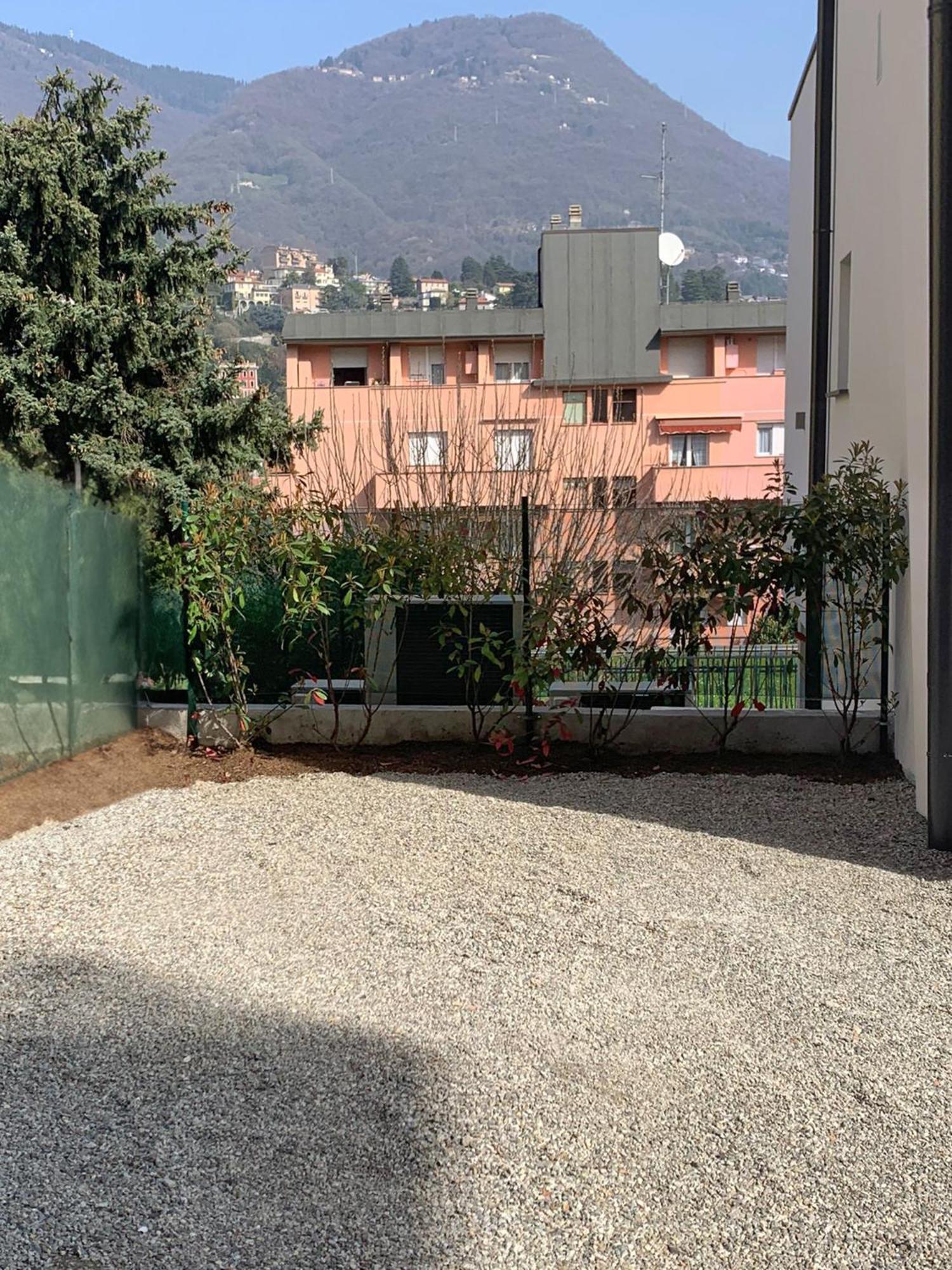 Green Home - Bellagio Apt โกโม ภายนอก รูปภาพ