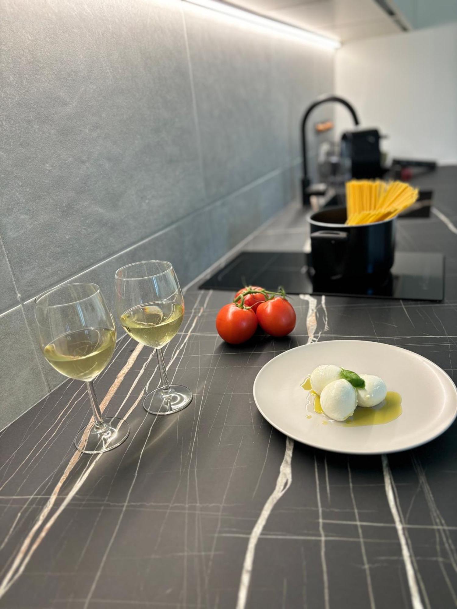 Green Home - Bellagio Apt โกโม ภายนอก รูปภาพ