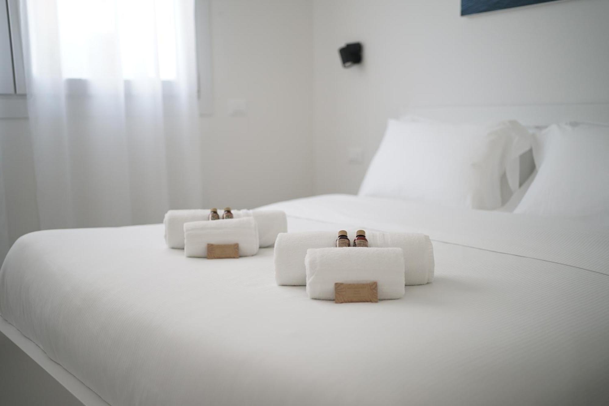 Green Home - Bellagio Apt โกโม ภายนอก รูปภาพ